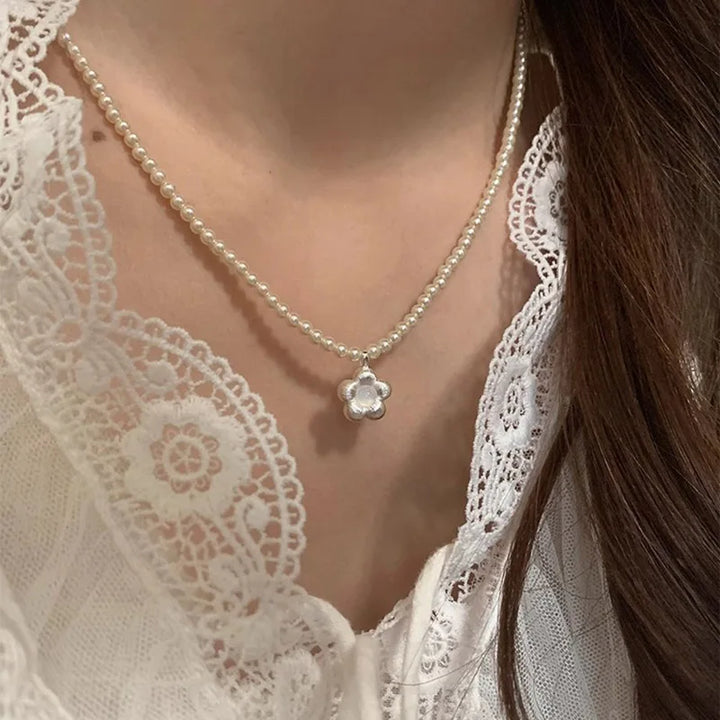 Classic Flower Pendant Pearl Necklace